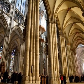 Menschen feiern die Ostermesse im Kölner Dom